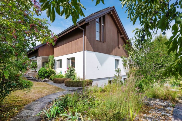 Grüne Oase mit Pool, Weitblick und viel Raum 2