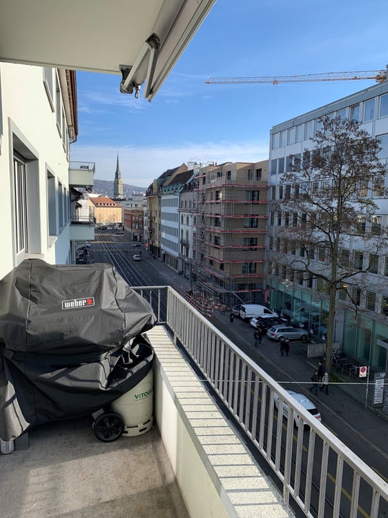 Grosszügige 1.5-Zimmer-Wohnung mit Balkon an der Badenerstrasse, Zürich 7