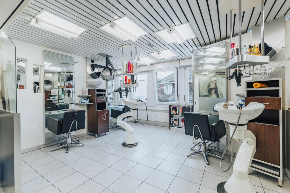 Salon de coiffure (local commercial) 108m2 avec deux pièces annexes à 32m2 à louer