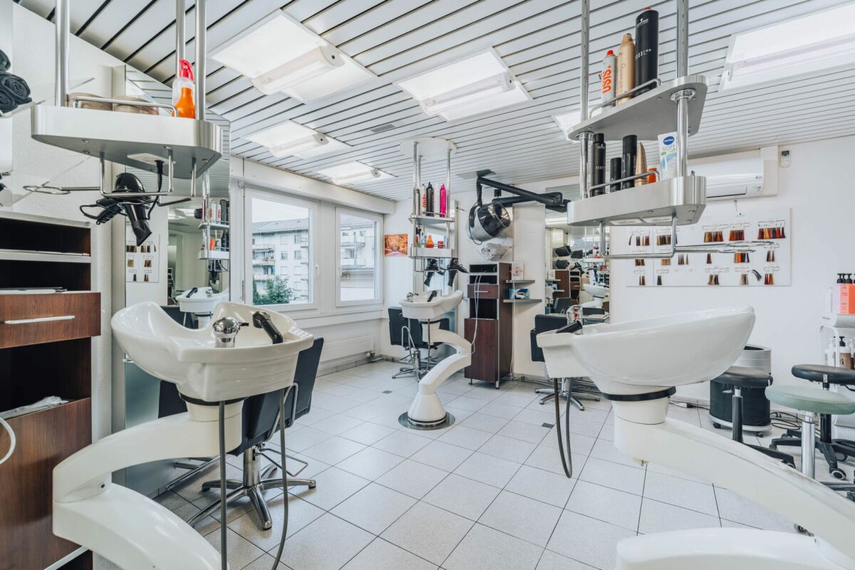 Salon de coiffure (local commercial) 108m2 avec deux pièces annexes à 32m2 à louer