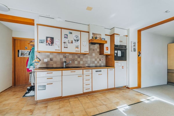 3-Parteien MFH mit viel Nebenräumen + Garagen 10