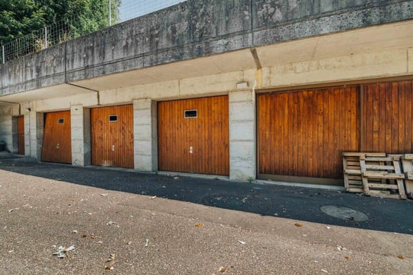 3-Parteien MFH mit viel Nebenräumen + Garagen 2