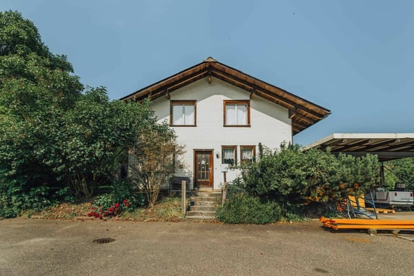 Zweifamilienhaus beim Bahnhof Kleindietwil - Viel Potenzial zum erschwinglichen Preis 1