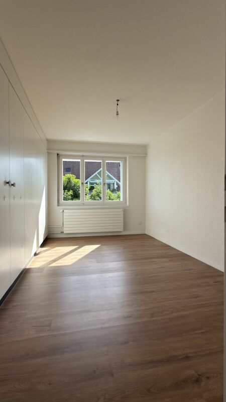 Frisch sanierte 5.5-Zimmer-Wohnung mit 2 Balkonen und traumhafter Aussicht ins Grüne