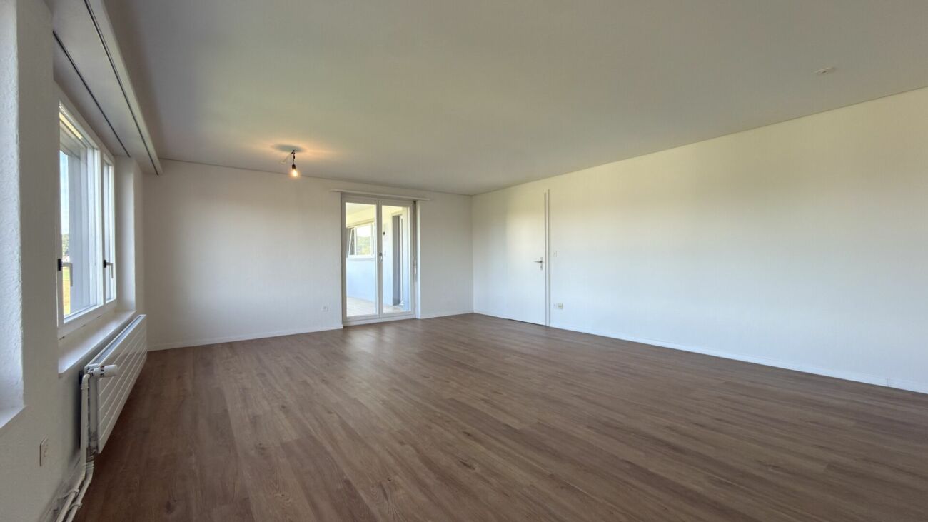 Frisch sanierte 5.5-Zimmer-Wohnung mit 2 Balkonen und traumhafter Aussicht ins Grüne