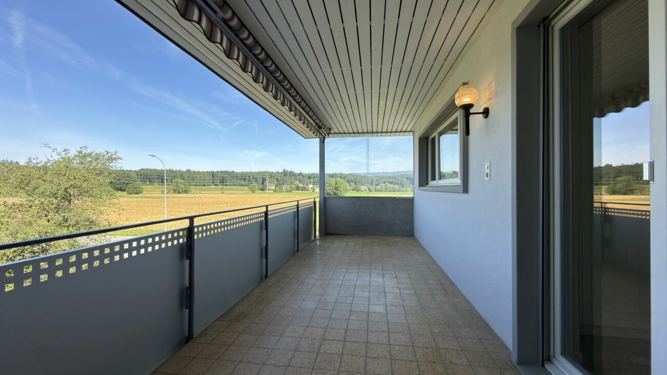 Frisch sanierte 5.5-Zimmer-Wohnung mit 2 Balkonen und traumhafter Aussicht ins Grüne