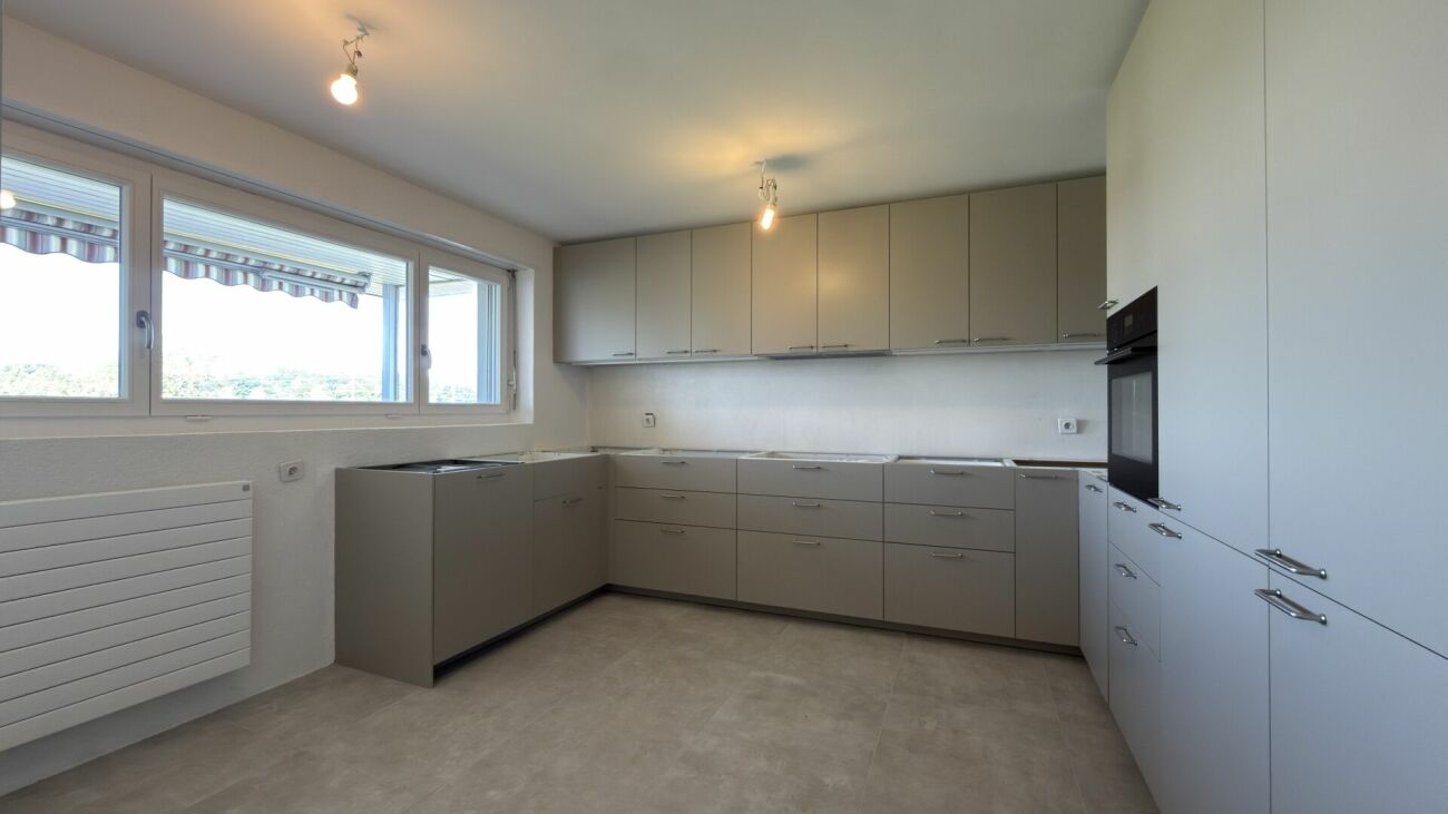 Frisch sanierte 5.5-Zimmer-Wohnung mit 2 Balkonen und traumhafter Aussicht ins Grüne