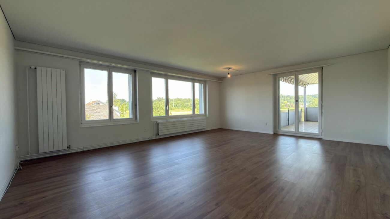 Frisch sanierte 5.5-Zimmer-Wohnung mit 2 Balkonen und traumhafter Aussicht ins Grüne
