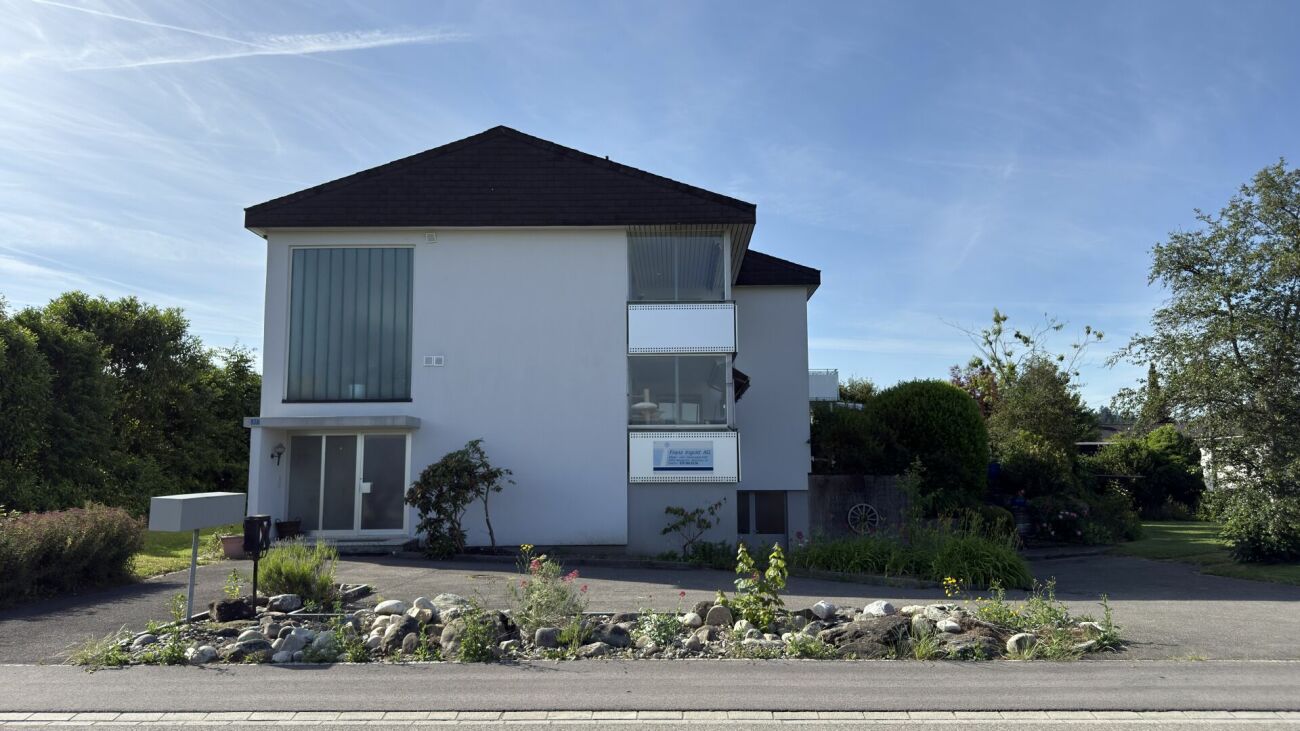 Frisch sanierte 5.5-Zimmer-Wohnung mit 2 Balkonen und traumhafter Aussicht ins Grüne