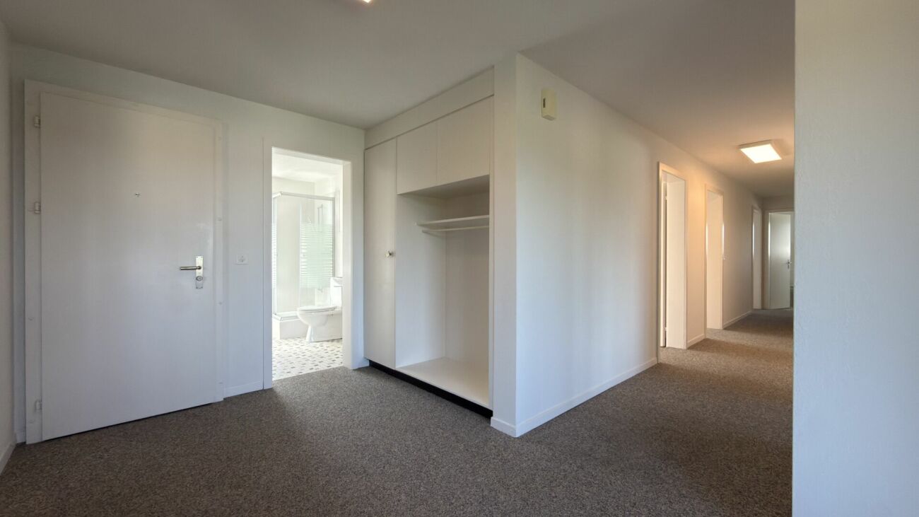 Frisch sanierte 5.5-Zimmer-Wohnung mit 2 Balkonen und traumhafter Aussicht ins Grüne