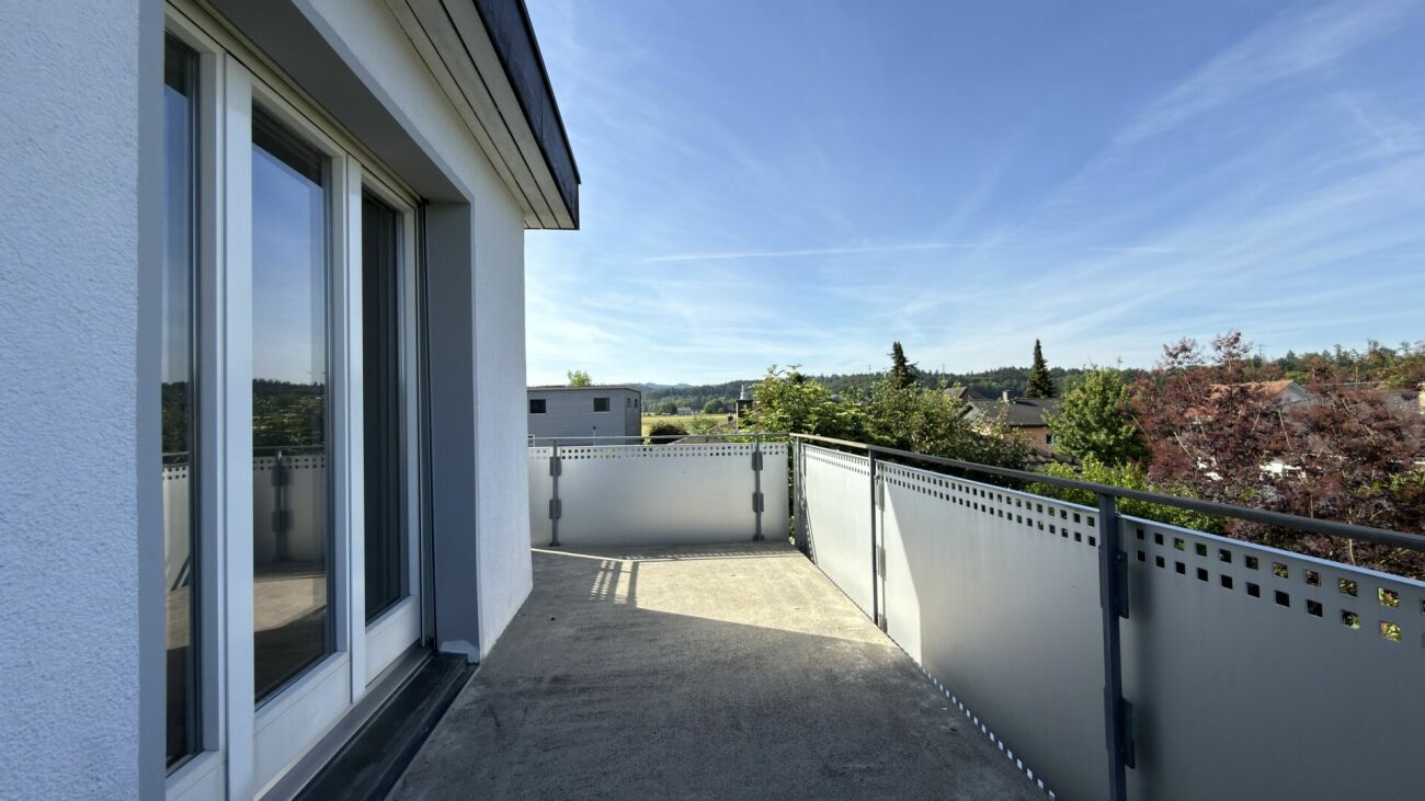 Frisch sanierte 5.5-Zimmer-Wohnung mit 2 Balkonen und traumhafter Aussicht ins Grüne