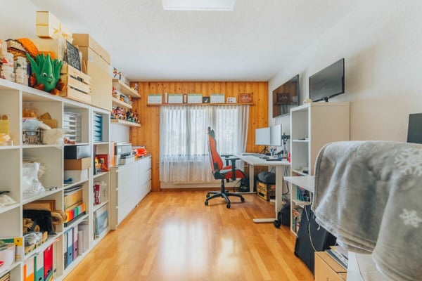 3-Parteien MFH mit viel Nebenräumen + Garagen 10