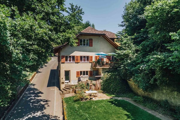 3-Parteien MFH mit viel Nebenräumen + Garagen 1