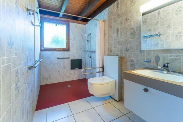 2.5-Zimmer-Wohnerlebnis mit Galerie, Lift und Pool am Waldrand 19