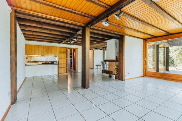 2.5-Zimmer-Wohnerlebnis mit Galerie, Lift und Pool am Waldrand 16