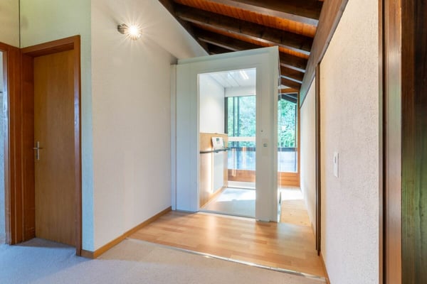 2.5-Zimmer-Wohnerlebnis mit Galerie, Lift und Pool am Waldrand 21