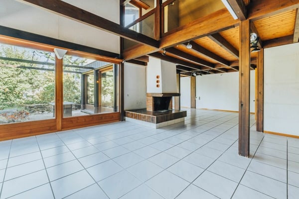 2.5-Zimmer-Wohnerlebnis mit Galerie, Lift und Pool am Waldrand 10