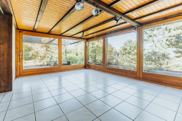 2.5-Zimmer-Wohnerlebnis mit Galerie, Lift und Pool am Waldrand 12