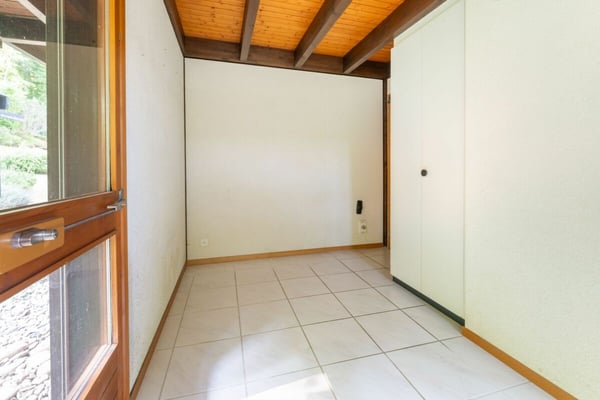 2.5-Zimmer-Wohnerlebnis mit Galerie, Lift und Pool am Waldrand 17