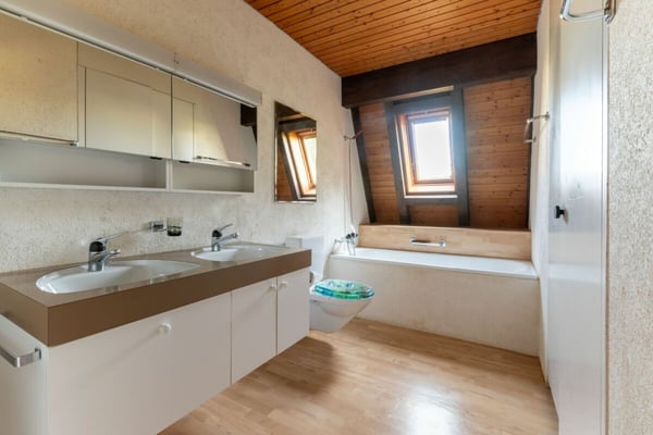 2.5-Zimmer-Wohnerlebnis mit Galerie, Lift und Pool am Waldrand 25