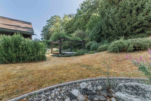 2.5-Zimmer-Wohnerlebnis mit Galerie, Lift und Pool am Waldrand 5