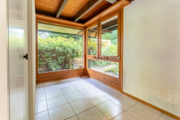 2.5-Zimmer-Wohnerlebnis mit Galerie, Lift und Pool am Waldrand 9