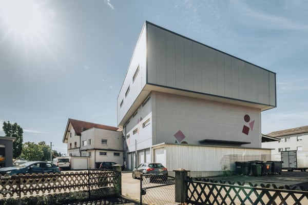 Vielseitige Gewerbeliegenschaft mit drei Wohnungen und guter Verkehrsanbindung 2