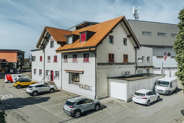 Vielseitige Gewerbeliegenschaft mit drei Wohnungen und guter Verkehrsanbindung 3