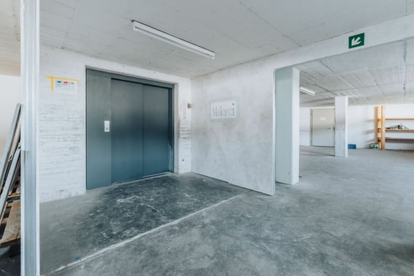 Vielseitige Gewerbeliegenschaft mit drei Wohnungen und guter Verkehrsanbindung 50