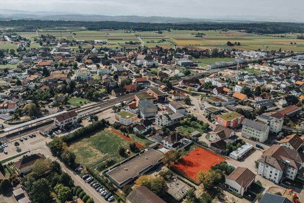 Vielseitige Gewerbeliegenschaft mit drei Wohnungen und guter Verkehrsanbindung 12