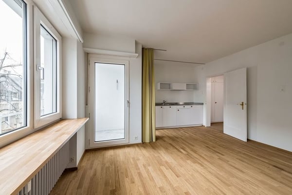 Geräumige und helle 2-Zimmer-Wohnung nahe Zentrum (mit Balkon + Lift) 2