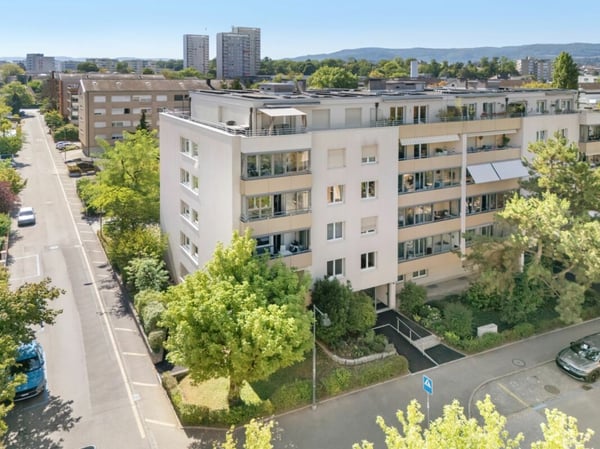 Helle 3,5-Zimmerwohnung mit Lift und Balkon an zentraler Lage in Birsfelden