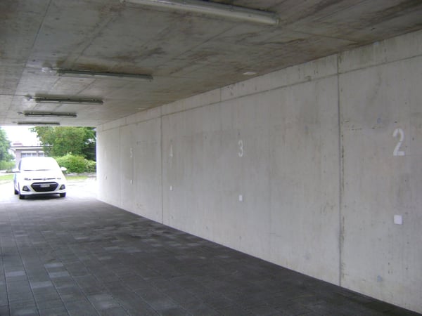 grosszügiger Parkplatz gedeckt oder ungedeckt 2