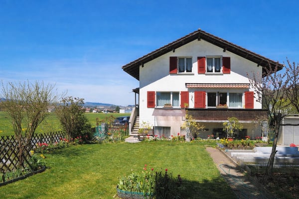 Charmantes 1.5-Zimmer-Einfamilienhaus mit Studio, Werkraum und Garten 1