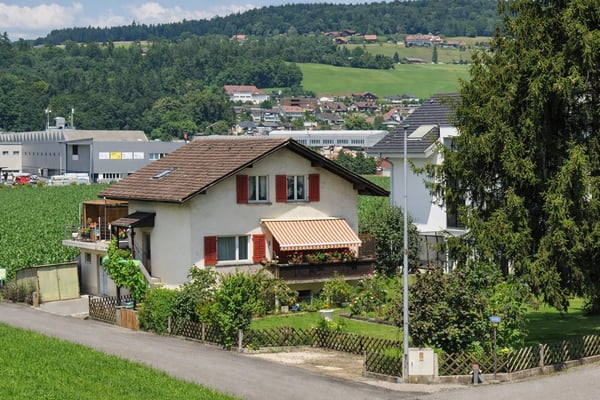 Charmantes 1.5-Zimmer-Einfamilienhaus mit Studio, Werkraum und Garten 2