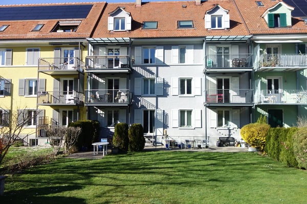 zentrale 2½ Zimmer-Dachwohnung, moderne Küche und Bad 1
