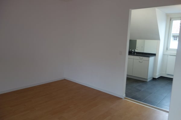 zentrale 2½ Zimmer-Dachwohnung, moderne Küche und Bad 8