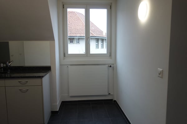 zentrale 2½ Zimmer-Dachwohnung, moderne Küche und Bad 3