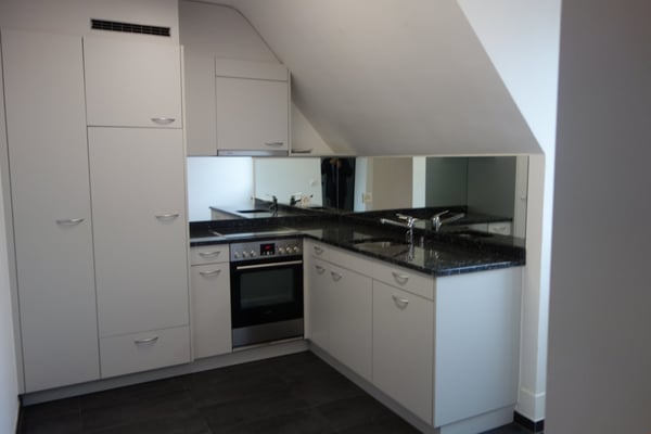 zentrale 2½ Zimmer-Dachwohnung, moderne Küche und Bad 2