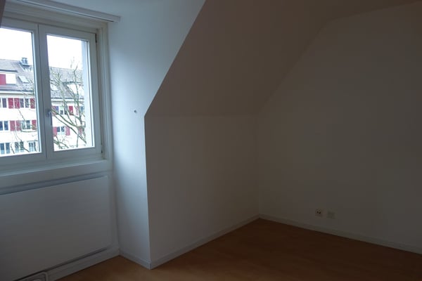 zentrale 2½ Zimmer-Dachwohnung, moderne Küche und Bad 7