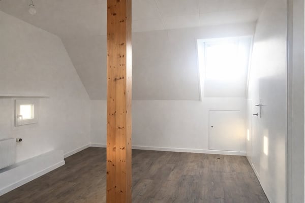 3.5-Zimmer Dachwohnung mit Cheminée, Galerie und Atelier; saniert 2021 7