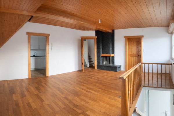 3.5-Zimmer Dachwohnung mit Cheminée, Galerie und Atelier; saniert 2021