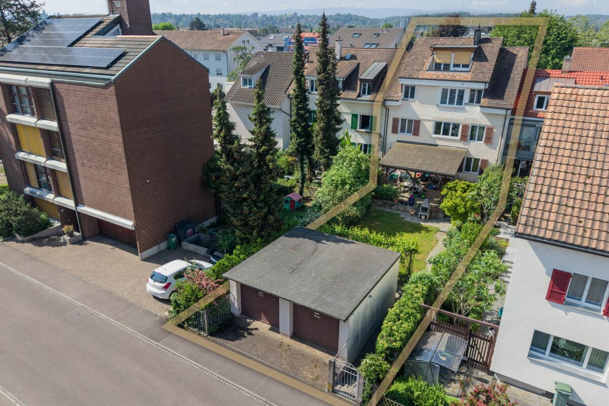 Charmantes Mehrgenerationenhaus mit 3 Wohnungen und 2 Garagen