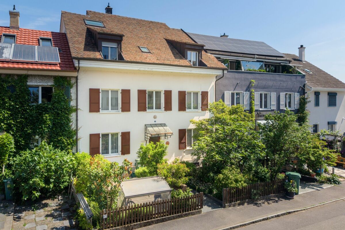Vollvermietetes Mehrfamilienhaus mit 3 Wohnungen und 2 Garagen