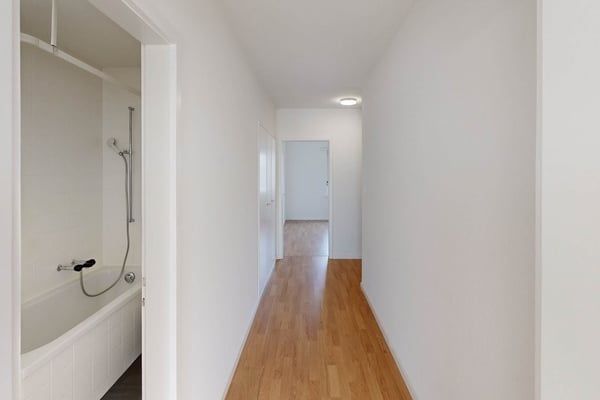 Helle Wohnung mit Waschtrockner 12