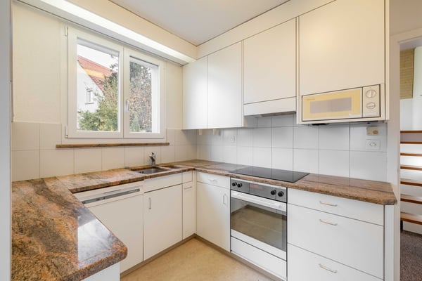 Charmantes 1.5-Zimmer-Einfamilienhaus mit Garten in Hausen 2