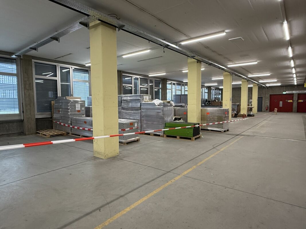 Commercial spaces with approximately 1,200 m2 on one level