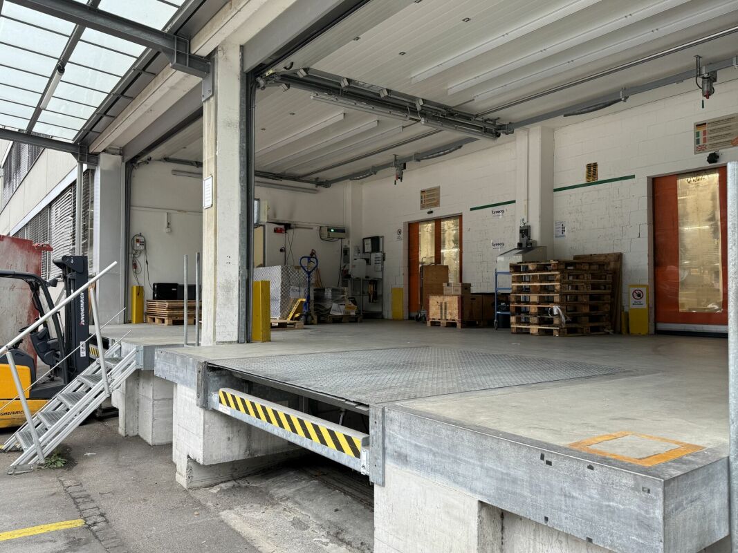 Commercial spaces with approximately 1,200 m2 on one level