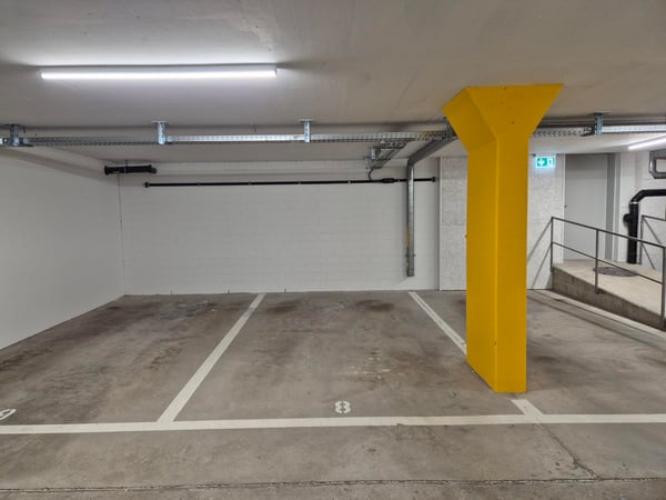 Parkplätze in moderner Einstellhalle 2