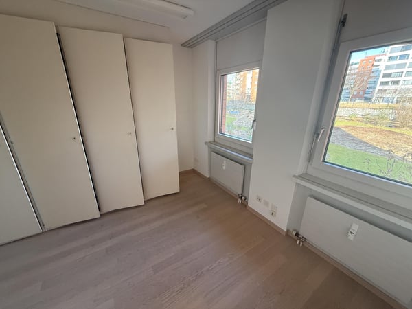Helles Geschäftsobjekt / Praxisraum an Zentraler Lage (Claragraben) 2